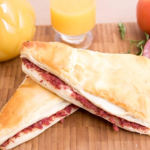 Pizza Folhada de Calabresa c/ Requeijão